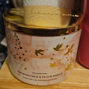 Bath & Body Works Honeysuckle & Peach Spritz Candle - Gold Lid